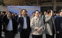 2010年，捎上城市的问候和祝福回家过年