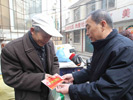 民政局韩绍明副局长（右）看望困难家庭