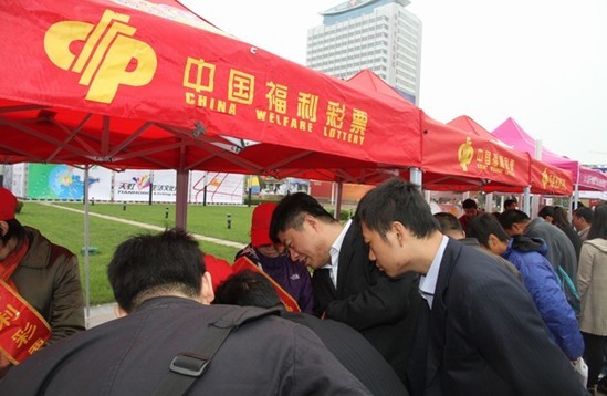 “刮刮乐”卖场进行户外销售活动