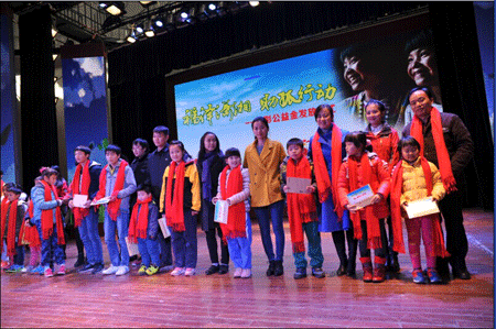 “福泽潇湘，助孤行动”向受助孤儿发放福彩公益金