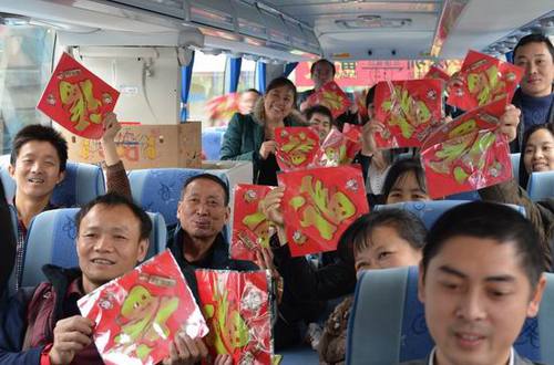 车上乘客带着祝福回家 车上乘客带着祝福回家