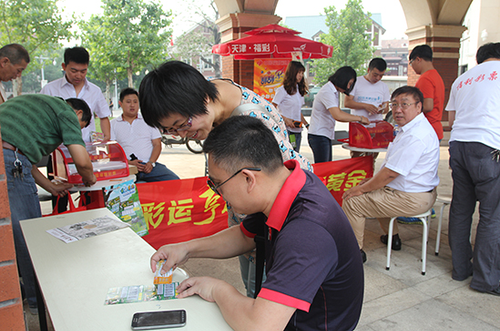 图四  天津福彩在活动现场进行即开票销售