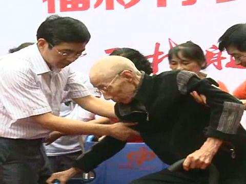 福彩有爱孤老不独 志愿者们在行动