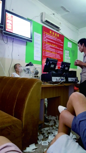 店内有打票机和电视屏幕，打票员自行操作，奖说开就开，说停就停。