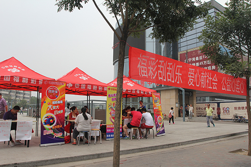 图一  毗邻地铁站口的福彩刮刮乐户外小卖场