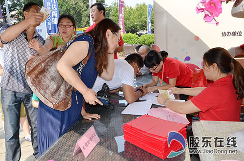 烟台福彩全城征集“笑三脸”颁奖典礼市民争相排队签到领奖