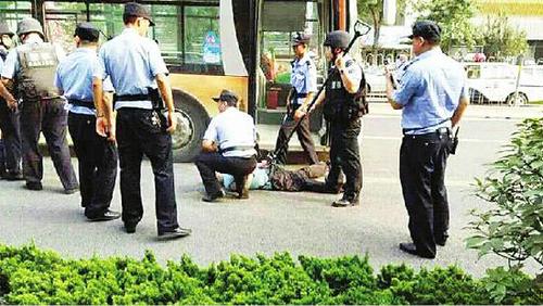 男子买彩欠债无力偿还劫持公交被制服