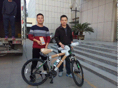 彩民喜中自行车