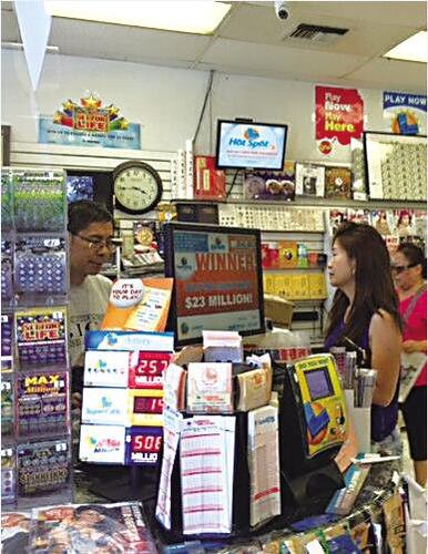 美国某书局店内正在彩票的华人