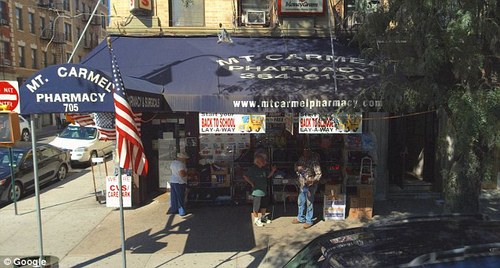 帕加內利经营着一家药店，内有彩票售卖机，他几乎所有的彩票都是从自家店购买。（图片来源：《每日邮报》）