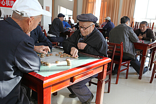 老人们在棋牌室里指挥“千军万马”