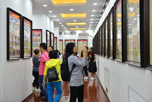 成员们参观彩票陈列室
