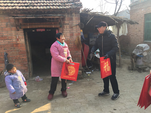 给对口帮扶贫困户拜年3