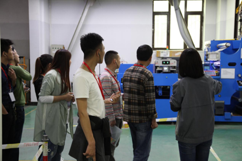 8参观福彩刮刮乐生产车间_副本