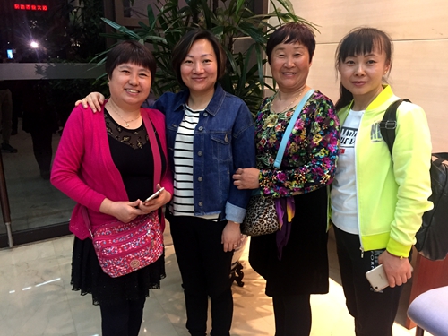 于女士（右一）和她的朋友们