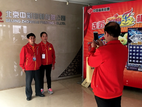 代表们在活动现场合影留念