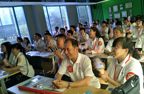 幸运摇环节，成员们挥舞着手机