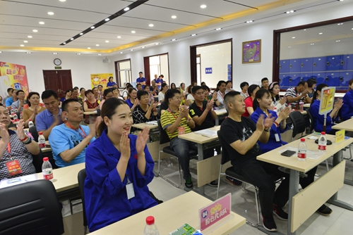 云南团成员们参加互动游戏