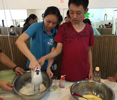 学康社工教自闭症儿童做食物