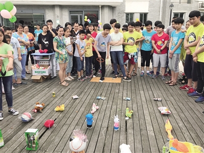 孩子们玩起了趣味游戏