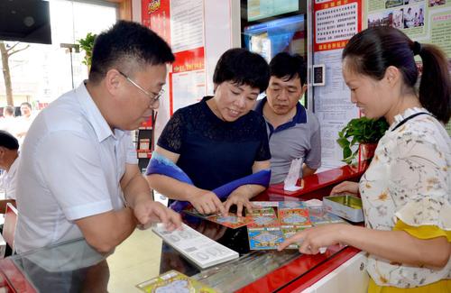 湖南省民政厅副厅长陈慈英(左二) 湖南省民政厅副厅长陈慈英(左二)