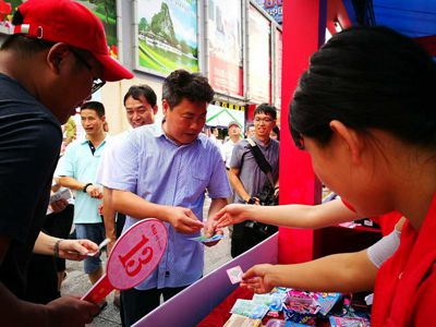 图为陈家添副市长（左二）购买福彩“刮刮乐”奉献爱心