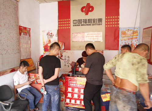 踊跃打票沾喜气1