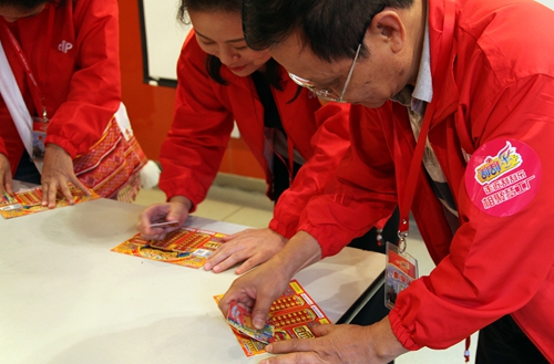 代表们尽情体验新票“十全十美”刮刮乐