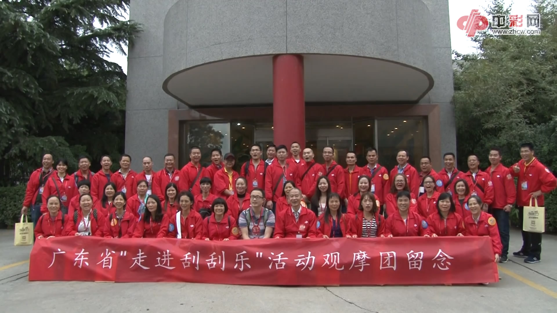 广东团：秋风萧瑟京城寒 彩民走刮热似火