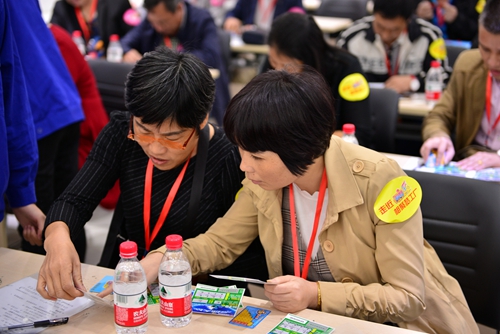 “幸运PK王”互动游戏环节，代表正在认真核对彩票是否中奖