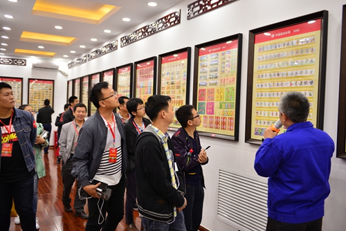 工作人员正在为观摩团代表讲解即开票的故事
