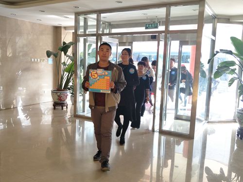 代表们在小组长的带领下排队进入活动室