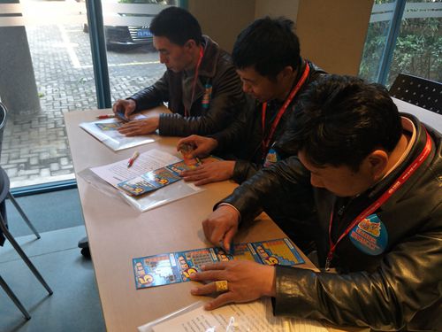 代表们积极参与游戏