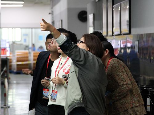（代表们在工作人员的引领和介绍下参观刮刮乐的生产线）