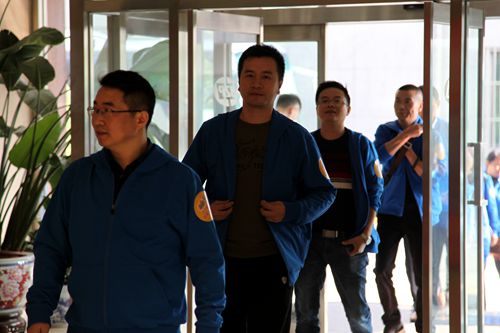 代表们抽取肩章，有序地排队入场