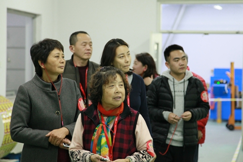 代表们参观刮刮乐印制车间1