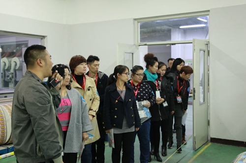 代表们参观刮刮乐印制车间2