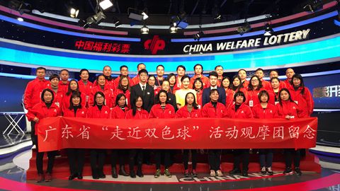 10.广东代表在演播大厅内合影留念