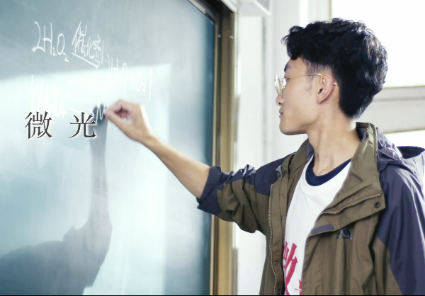 2018福彩人物：《微光》