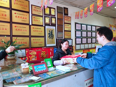城区管理员为站点送上慰问品
