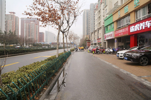 清理后整洁的路段 清理后整洁的路段