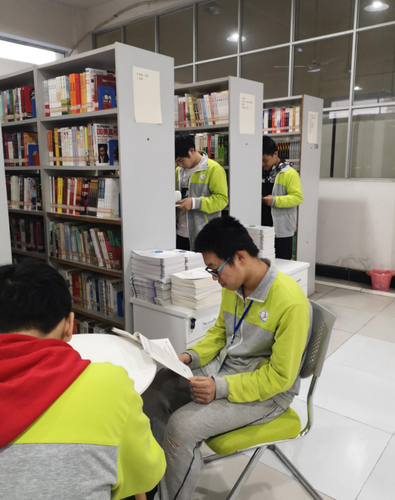 学生在图书室认真看书