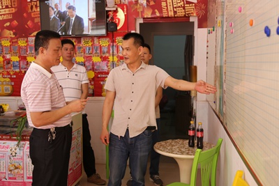 图为市民政局陈观光副调研员正在了解站点销售情况 图为市民政局陈观光副调研员正在了解站点销售情况