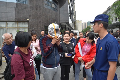 消防员在教导如何正确佩戴防火安全帽