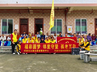 慰问敬老院活动合照