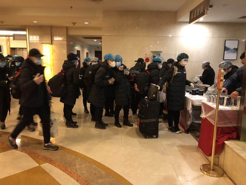 稿二配图：2月21日夜，援鄂医疗队一走进楚民福彩培训中心，就有热腾腾的饭菜等着他们。 楚民供图