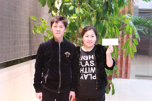 颜先生与爱人张女士