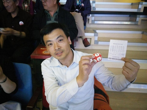 北京代表现场触摸“退役”奖球