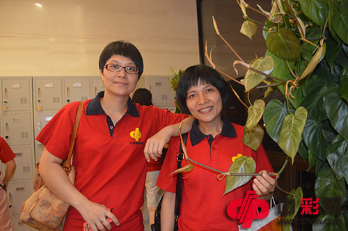 钟女士（右）和张女士（左）合影