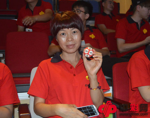 邓女士和“退役”摇奖用球合影